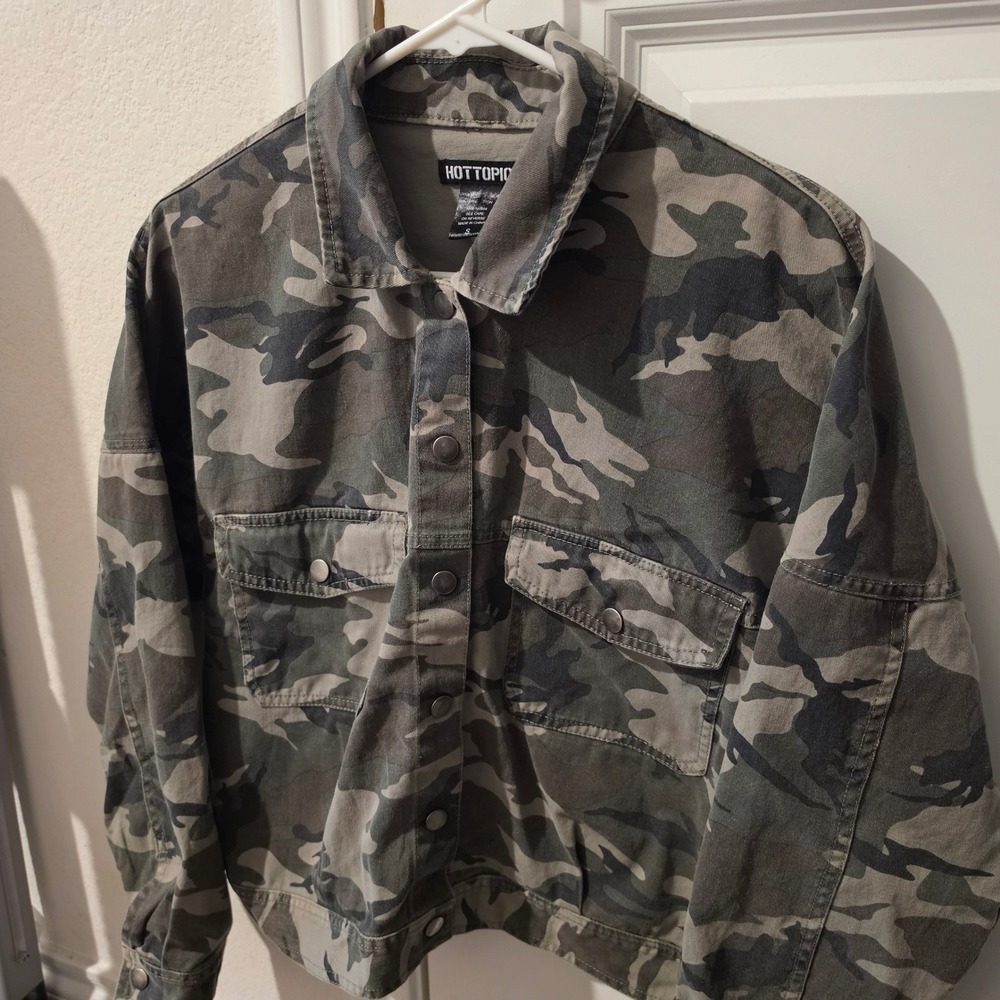 Hot Topic Womens Camo Denim Jacket Small Green Camouflage Snap Button Trucker